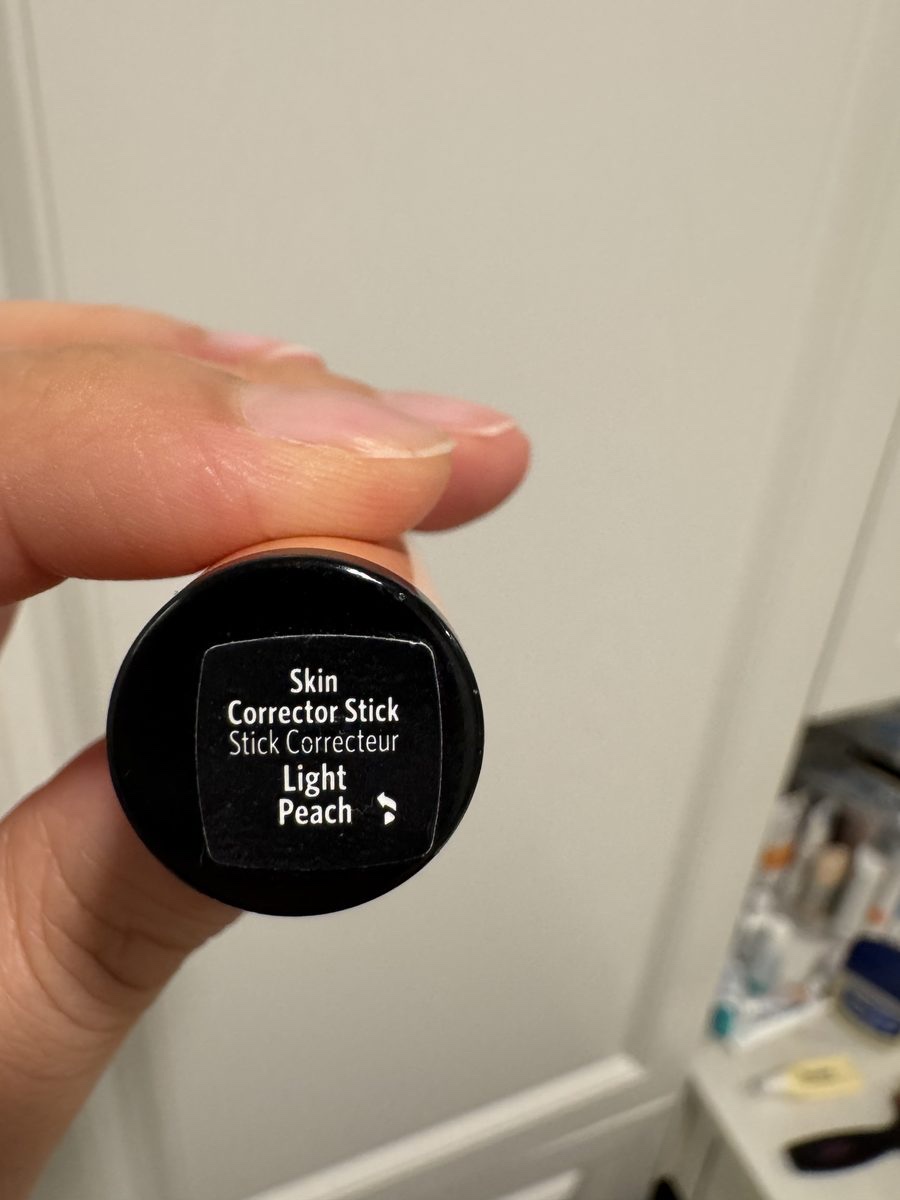 底部標示。Skin Corrector Stick／Stick Correcteur，色號 Light Peach。