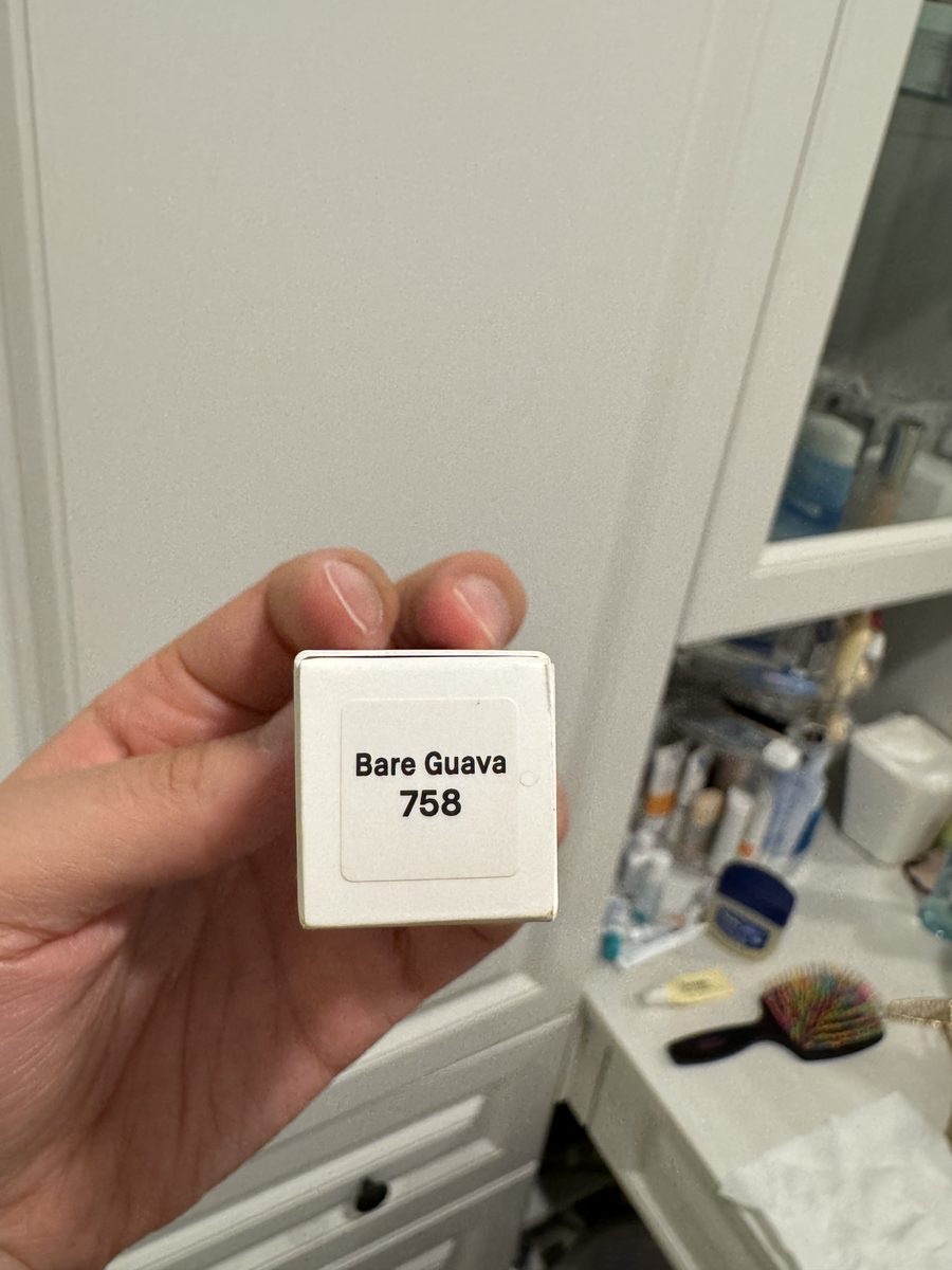 外盒端面色號。Bare Guava 758。