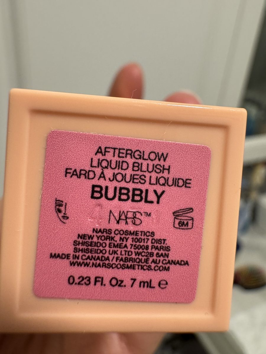 底部標示。AFTERGLOW LIQUID BLUSH／FARD À JOUES LIQUIDE，色號 BUBBLY，開蓋圖示 6M，0.23 Fl. Oz. 7 mL，MADE IN CANADA。