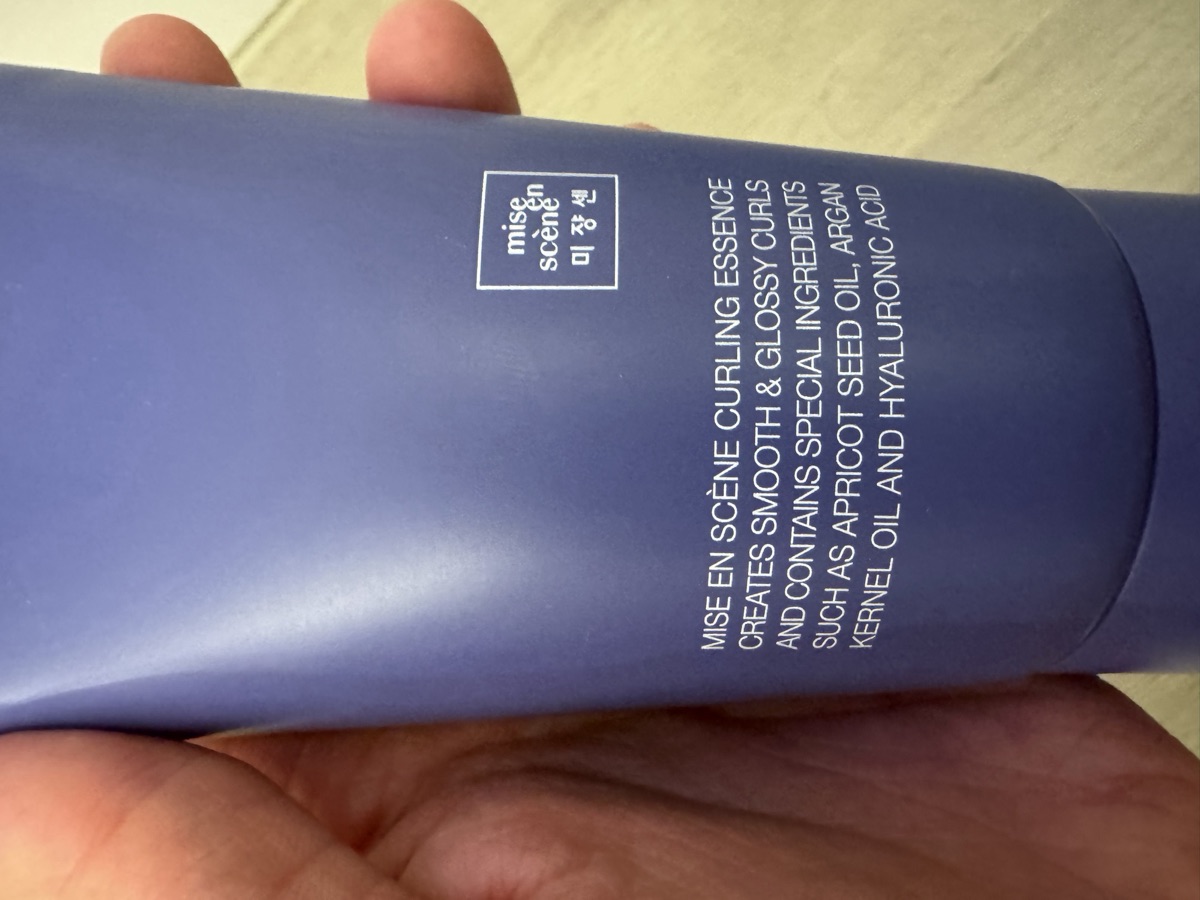 管身背面下方 mise en scène 標誌與英文說明（apricot seed oil、argan kernel oil、hyaluronic acid）。