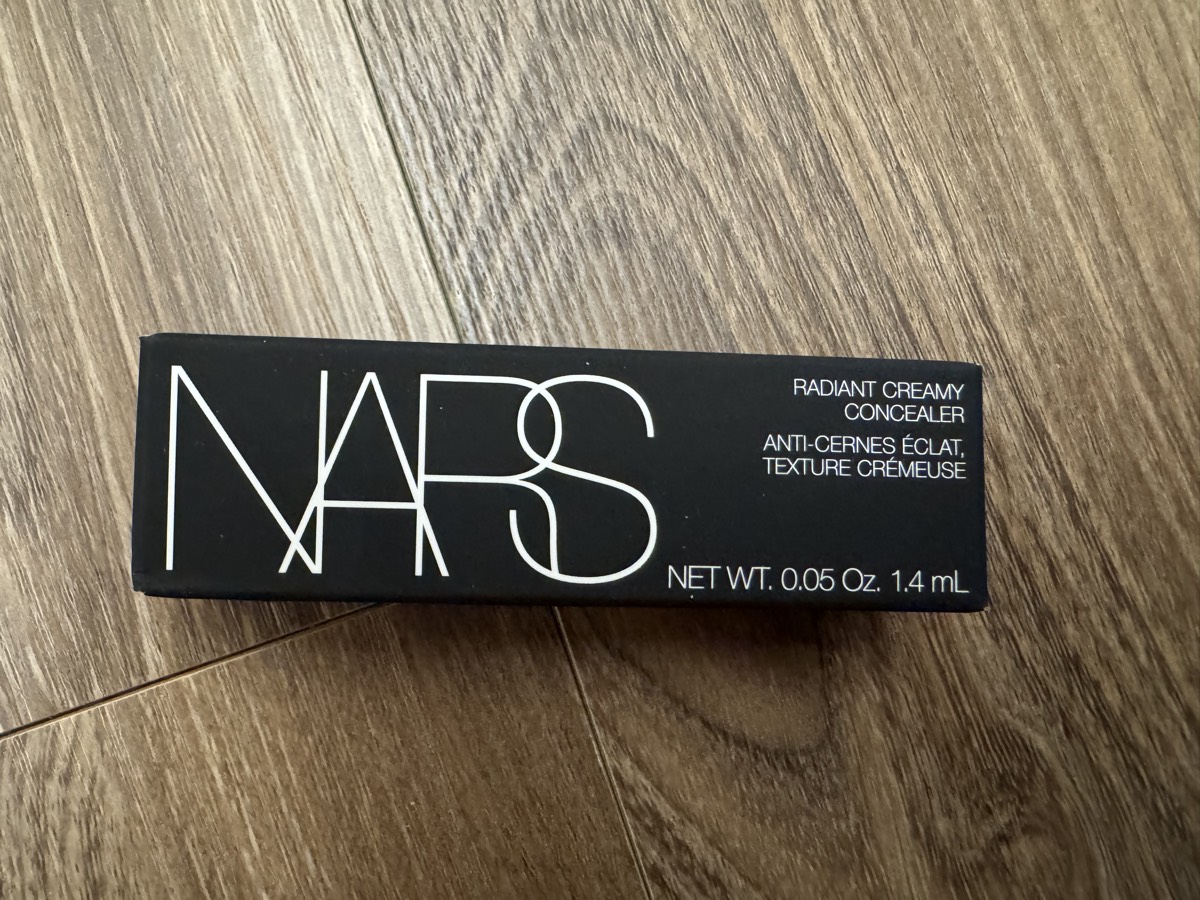 同色號 1.4 mL 試用裝外盒正面。NARS RADIANT CREAMY CONCEALER，NET WT. 0.05 Oz. 1.4 mL。