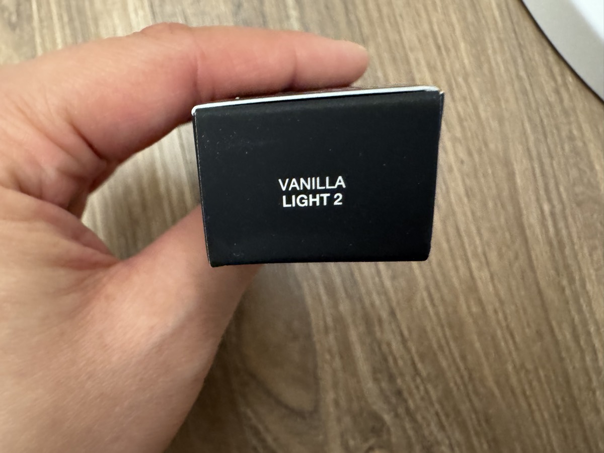 試用裝外盒色號面：VANILLA LIGHT 2。